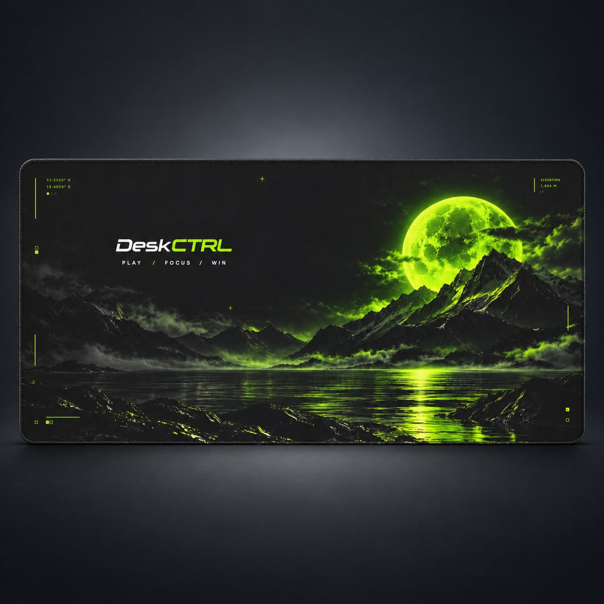 DeskCTRL SHADOW Desk Mat – Gesamtansicht des Originalmotivs auf dunklem Hintergrund