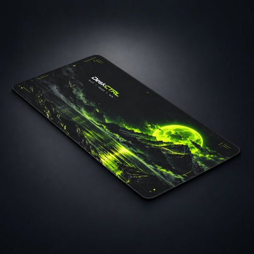DeskCTRL SHADOW Desk Mat – Perspektive auf dunklem Studiohintergrund
