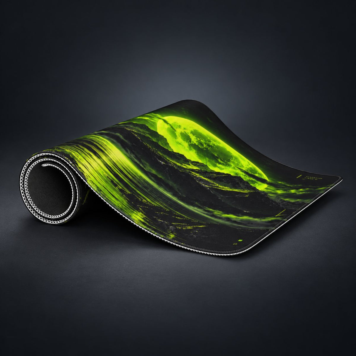 DeskCTRL SHADOW Desk Mat – Rollansicht auf dunklem Studiohintergrund