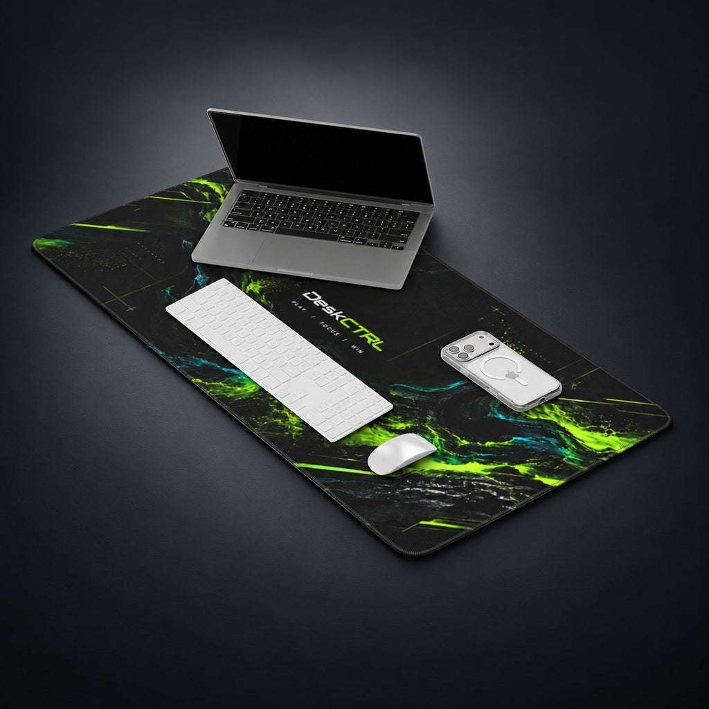 DeskCTRL VOID Desk Mat – Setup auf dunklem Studiohintergrund