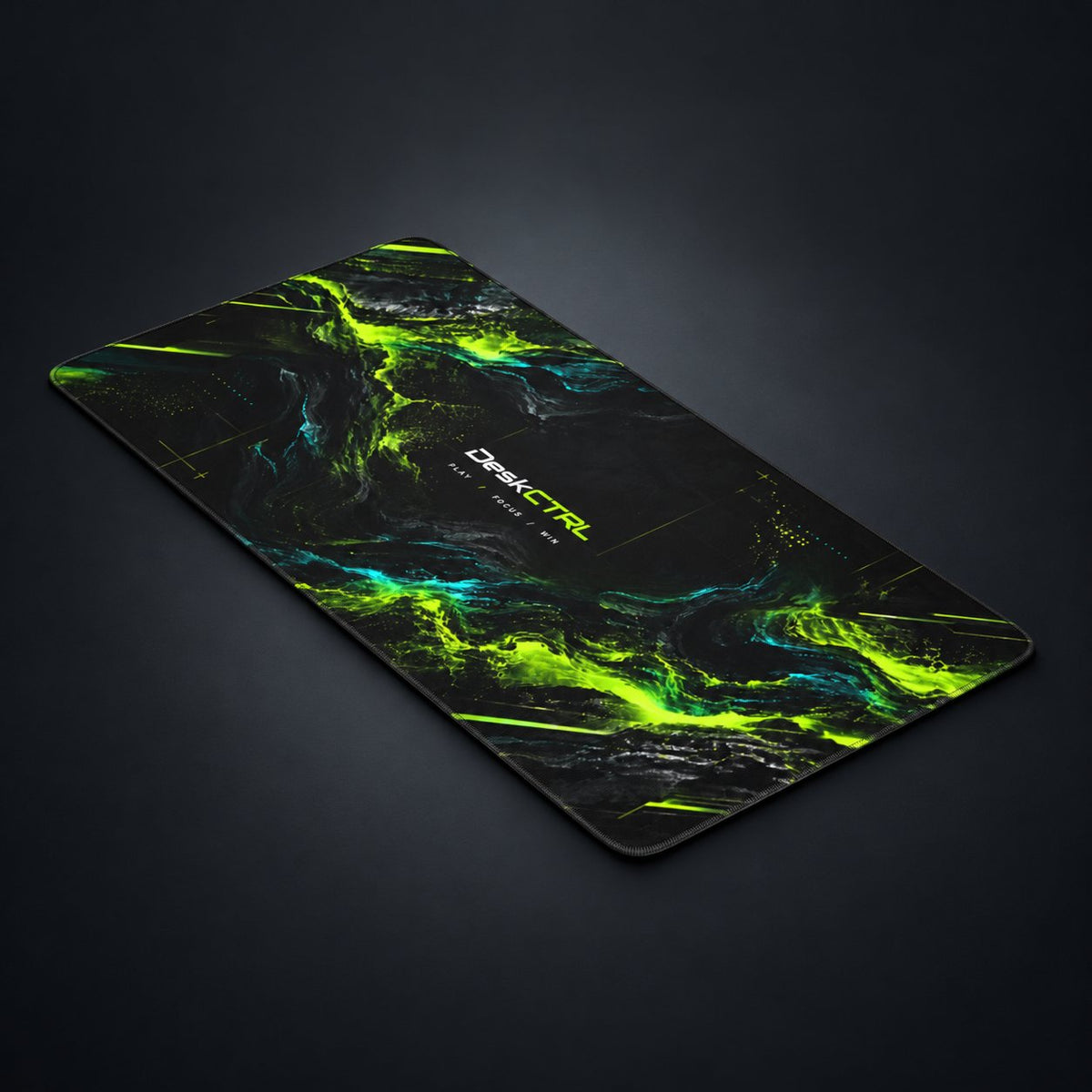 DeskCTRL VOID Desk Mat – Perspektive auf dunklem Studiohintergrund