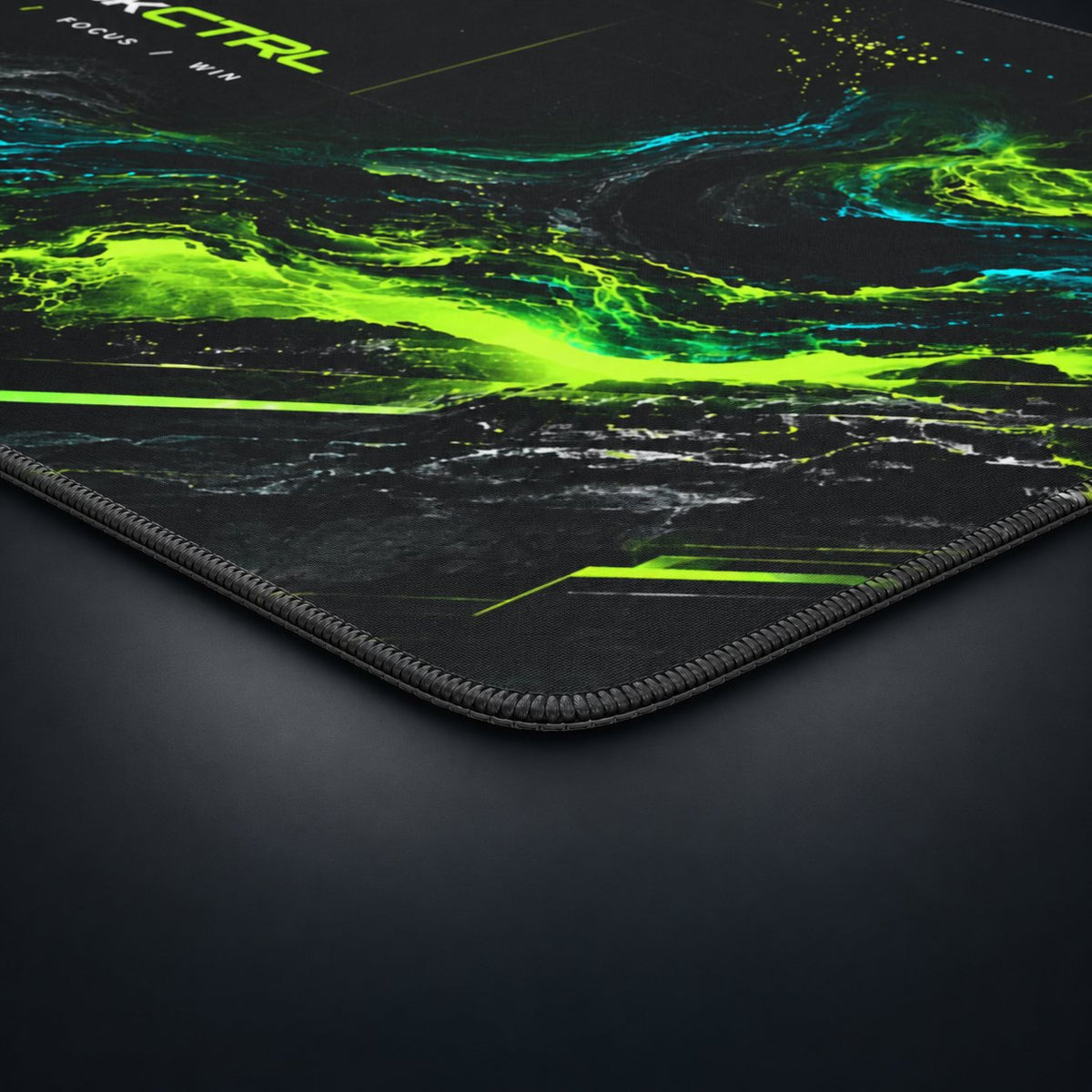 DeskCTRL VOID Desk Mat – Detail auf dunklem Studiohintergrund