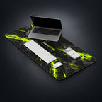 DeskCTRL NEON STRIKE Desk Mat – Setup auf dunklem Studiohintergrund