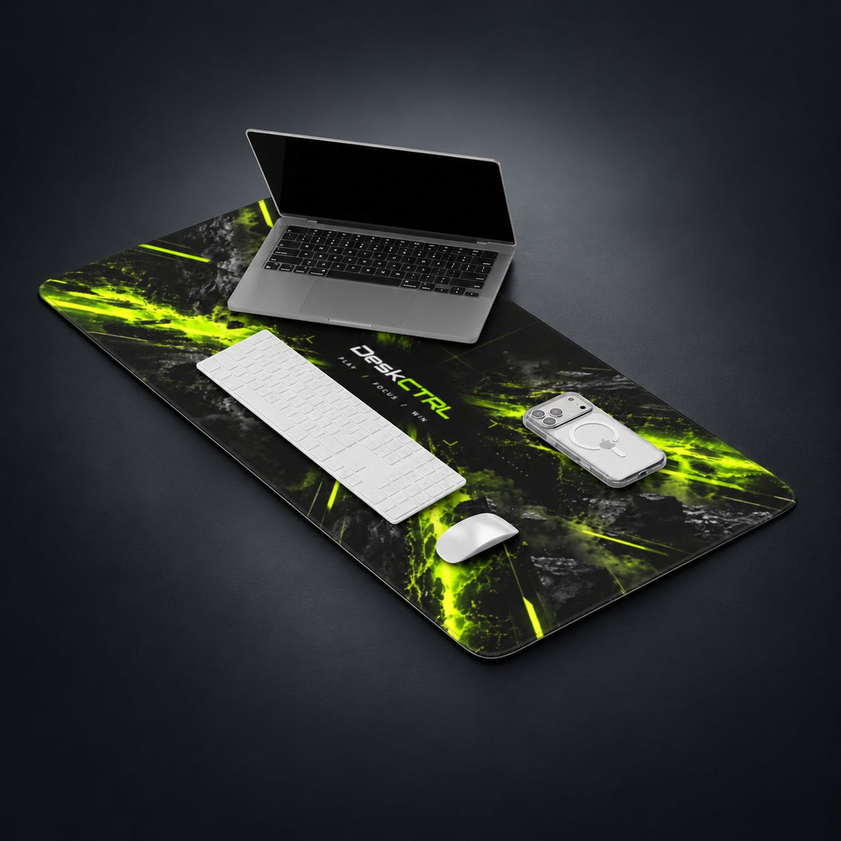 DeskCTRL NEON STRIKE Desk Mat – Setup auf dunklem Studiohintergrund
