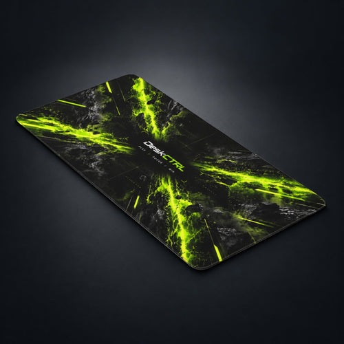 DeskCTRL NEON STRIKE Desk Mat – Perspektive auf dunklem Studiohintergrund