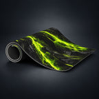 DeskCTRL NEON STRIKE Desk Mat – Rollansicht auf dunklem Studiohintergrund