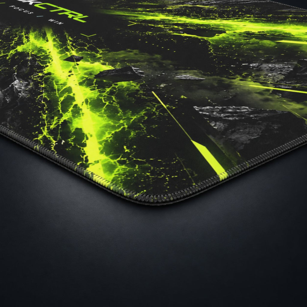 DeskCTRL NEON STRIKE Desk Mat – Detail auf dunklem Studiohintergrund