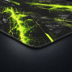 DeskCTRL NEON STRIKE Desk Mat – Detail auf dunklem Studiohintergrund