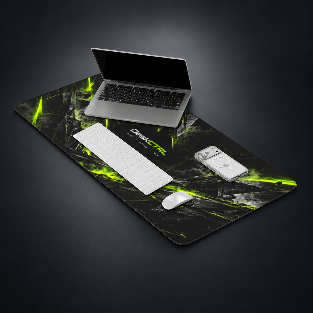 DeskCTRL BLADE Desk Mat – Setup auf dunklem Studiohintergrund