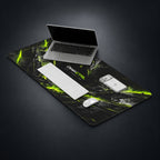 DeskCTRL BLADE Desk Mat – Setup auf dunklem Studiohintergrund