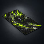 DeskCTRL BLADE Desk Mat – Perspektive auf dunklem Studiohintergrund