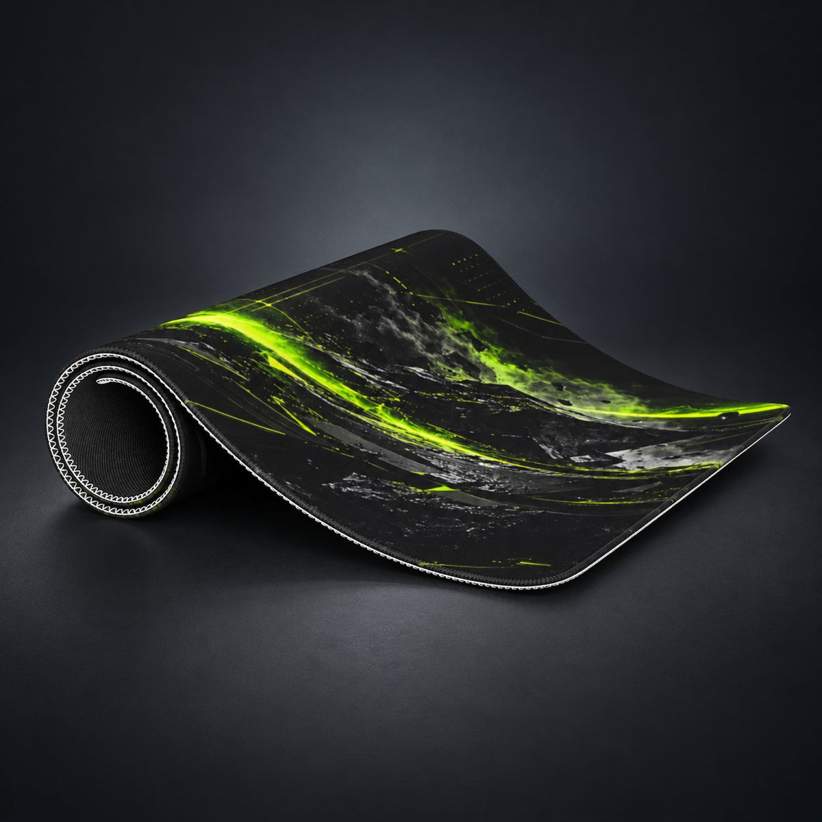 DeskCTRL BLADE Desk Mat – Rollansicht auf dunklem Studiohintergrund