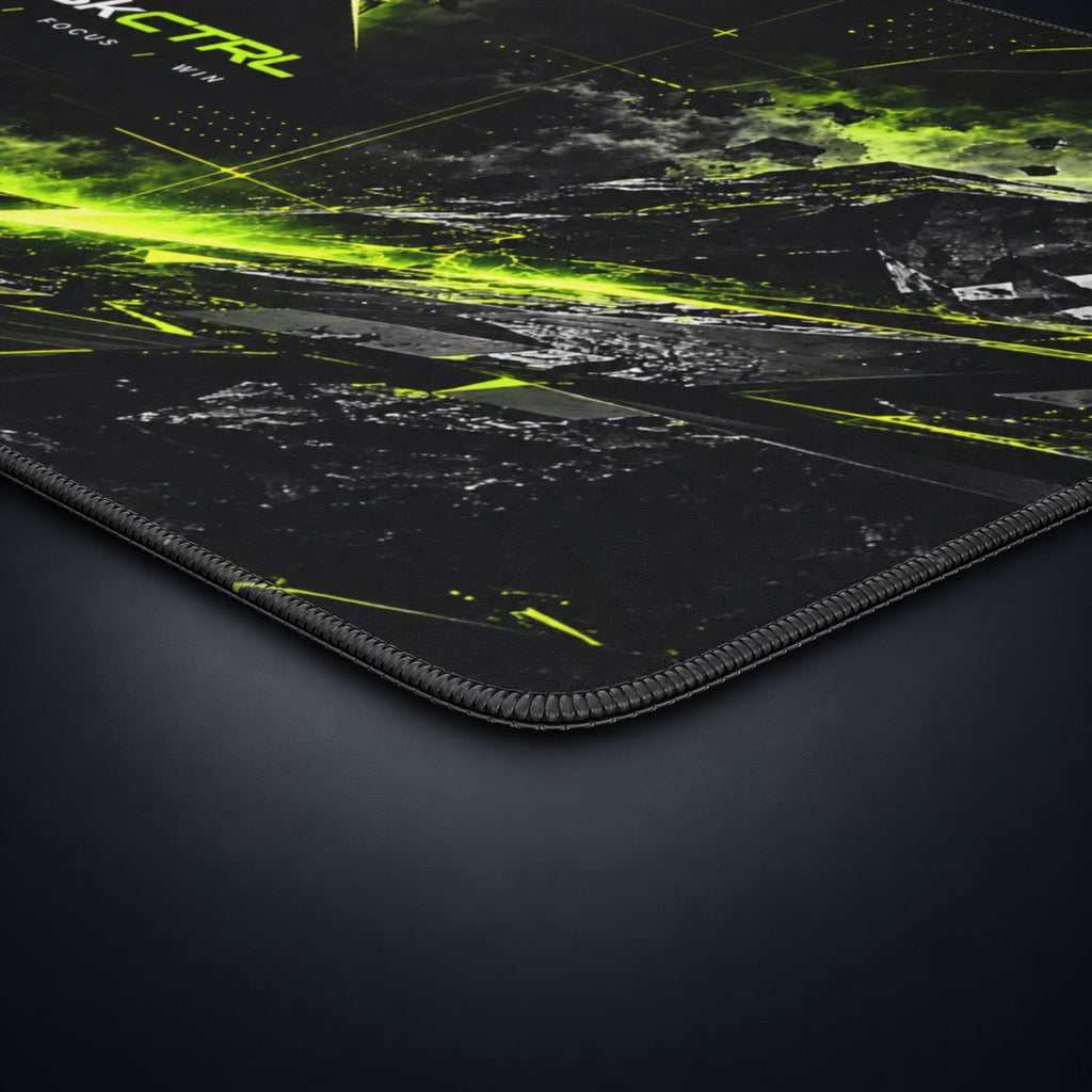 DeskCTRL BLADE Desk Mat – Detail auf dunklem Studiohintergrund