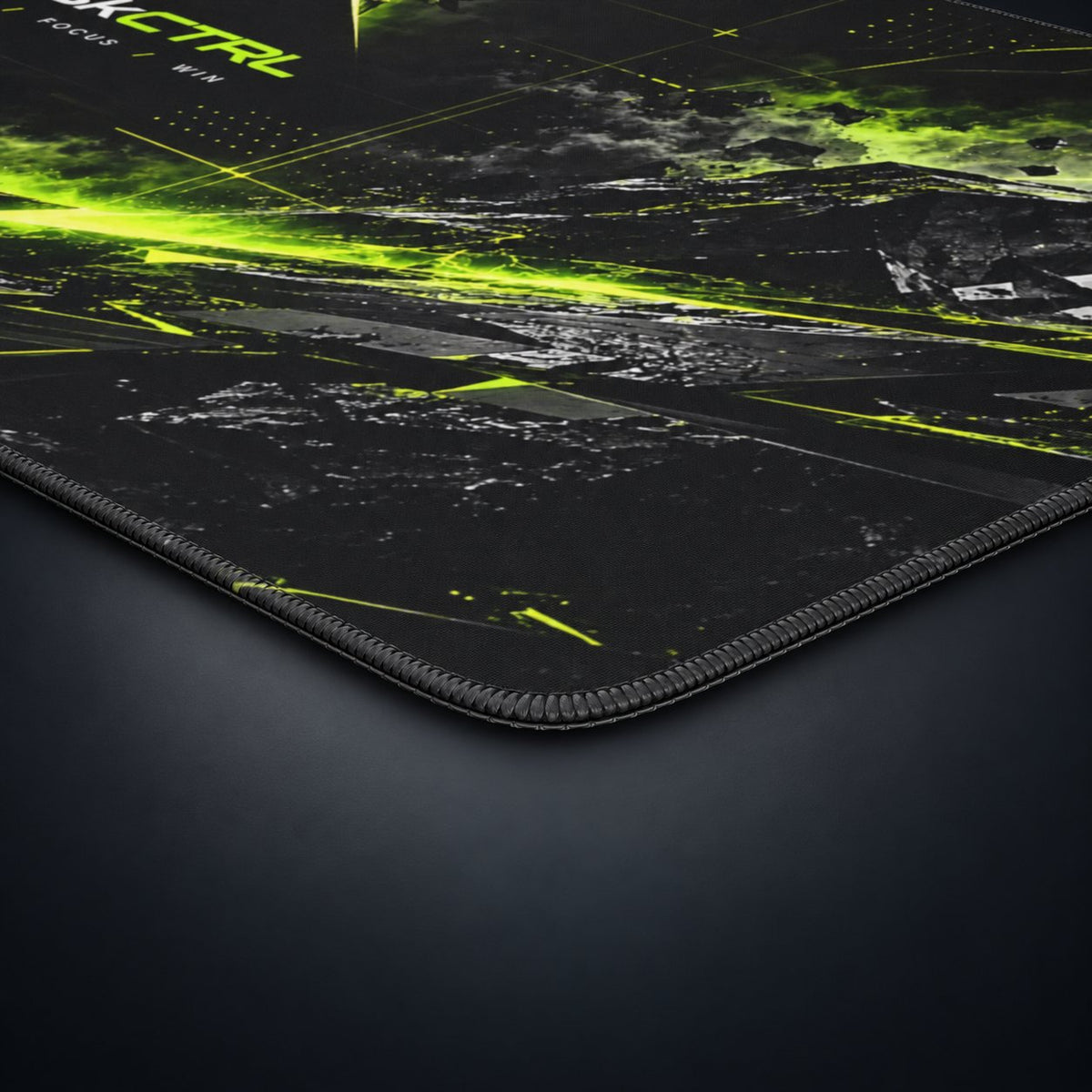 DeskCTRL BLADE Desk Mat – Detail auf dunklem Studiohintergrund