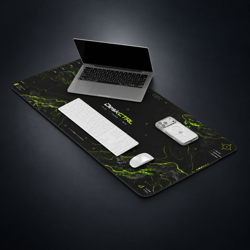 DeskCTRL GRID Desk Mat – Setup auf dunklem Studiohintergrund
