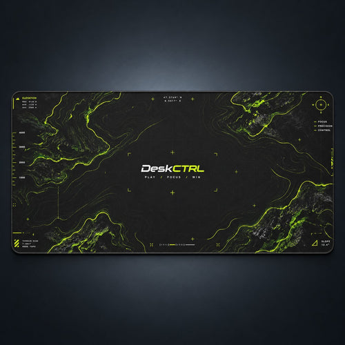 DeskCTRL GRID Desk Mat – Gesamtansicht des Originalmotivs auf dunklem Hintergrund