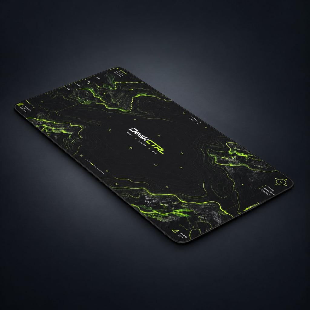 DeskCTRL GRID Desk Mat – Perspektive auf dunklem Studiohintergrund