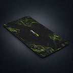 DeskCTRL GRID Desk Mat – Perspektive auf dunklem Studiohintergrund