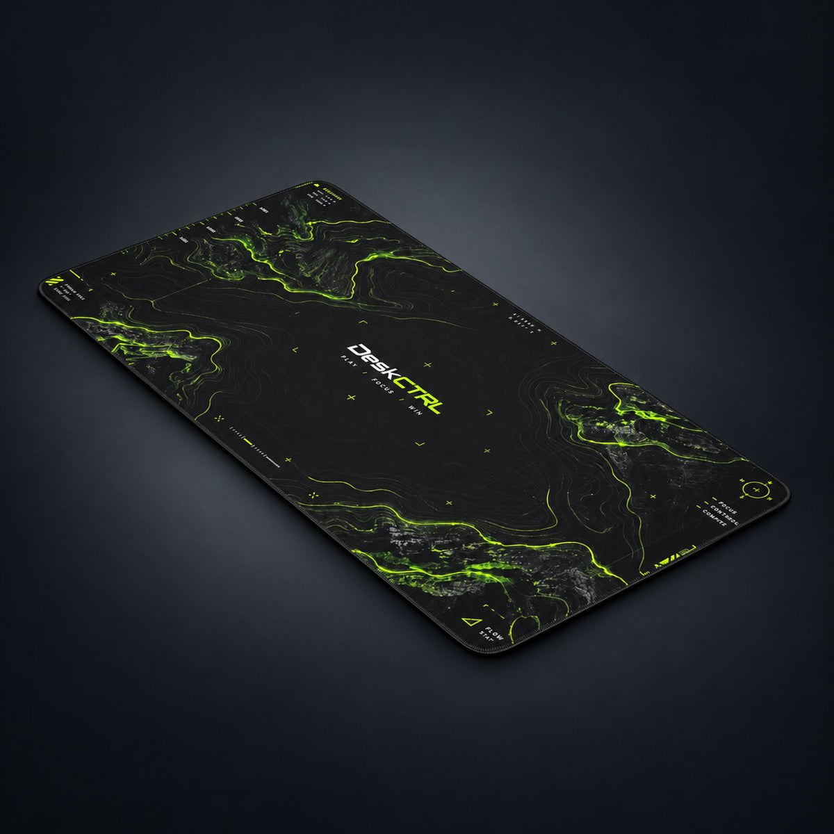 DeskCTRL GRID Desk Mat – Perspektive auf dunklem Studiohintergrund