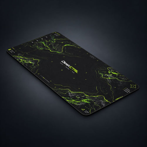 DeskCTRL GRID Desk Mat – Perspektive auf dunklem Studiohintergrund