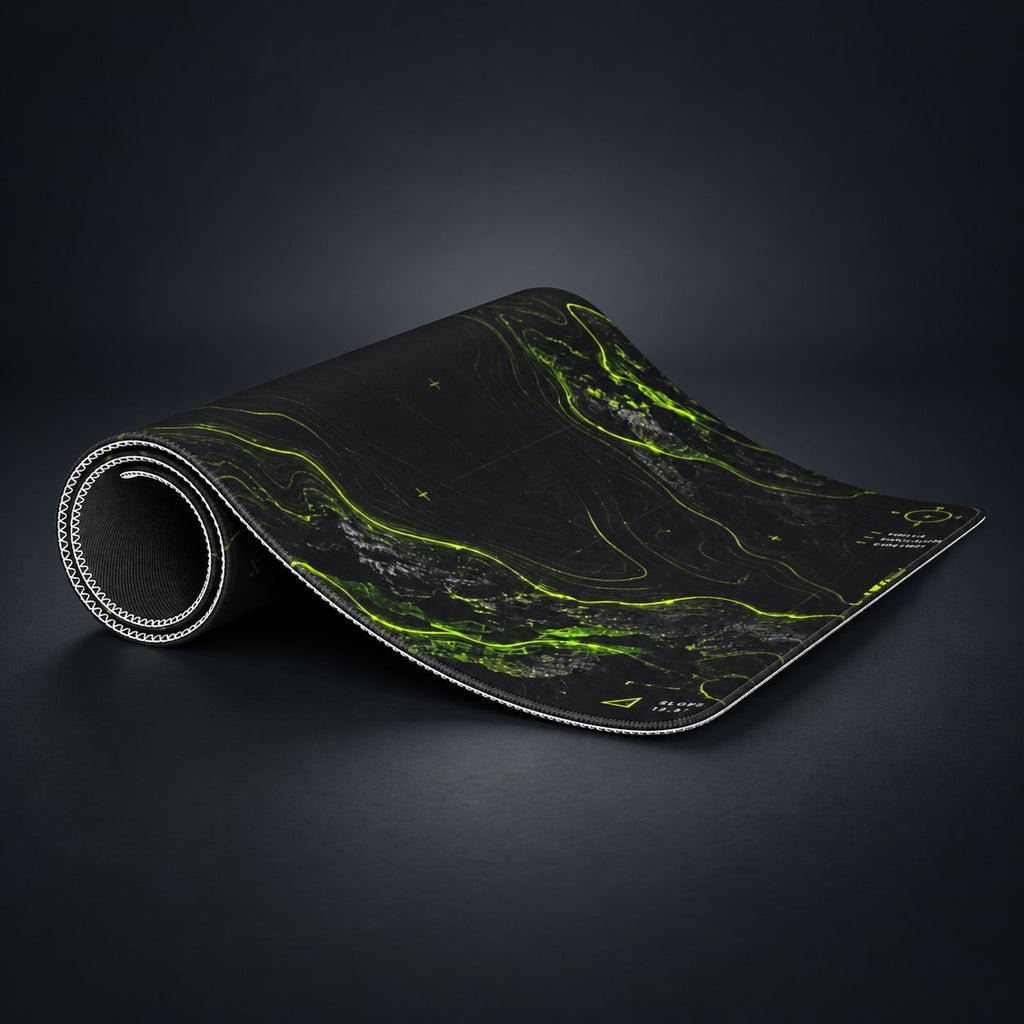 DeskCTRL GRID Desk Mat – Rollansicht auf dunklem Studiohintergrund
