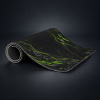 DeskCTRL GRID Desk Mat – Rollansicht auf dunklem Studiohintergrund