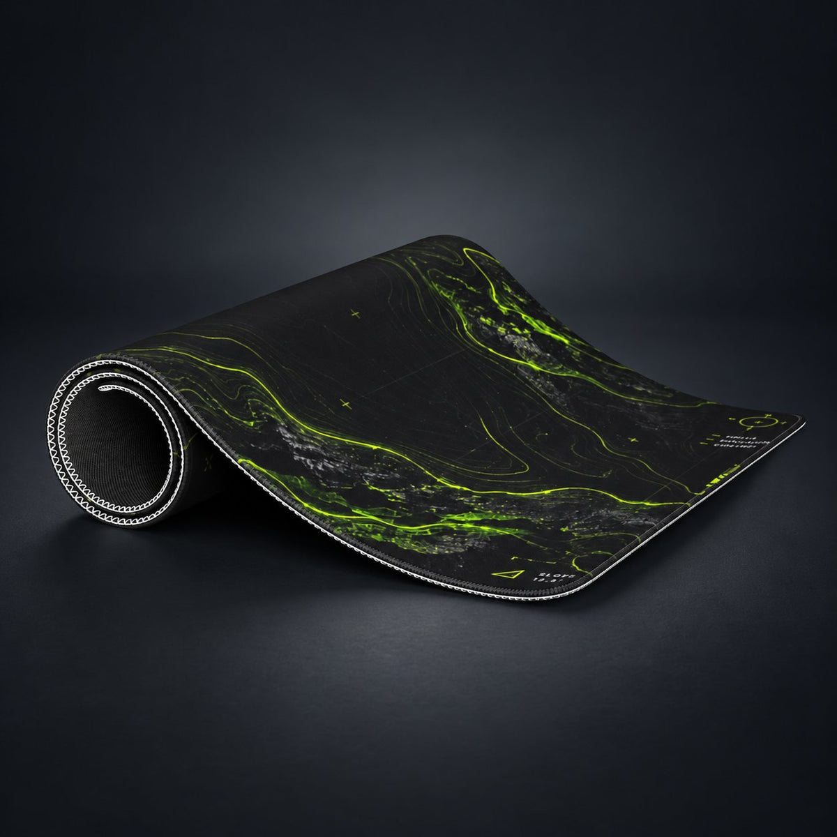 DeskCTRL GRID Desk Mat – Rollansicht auf dunklem Studiohintergrund