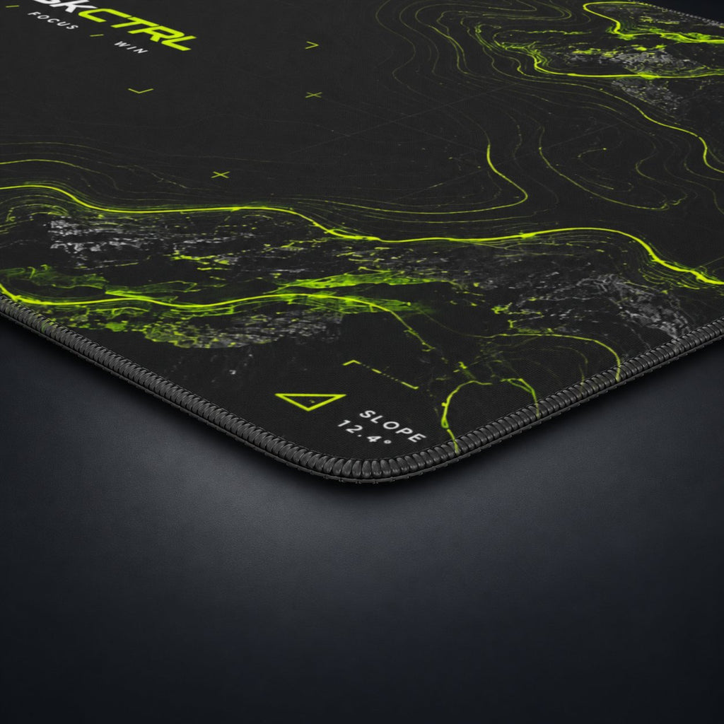 DeskCTRL GRID Desk Mat – Detail auf dunklem Studiohintergrund