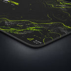 DeskCTRL GRID Desk Mat – Detail auf dunklem Studiohintergrund