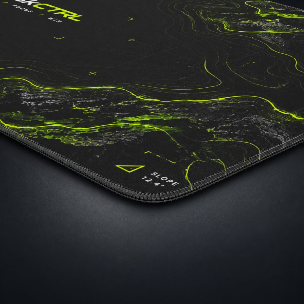 DeskCTRL GRID Desk Mat – Detail auf dunklem Studiohintergrund